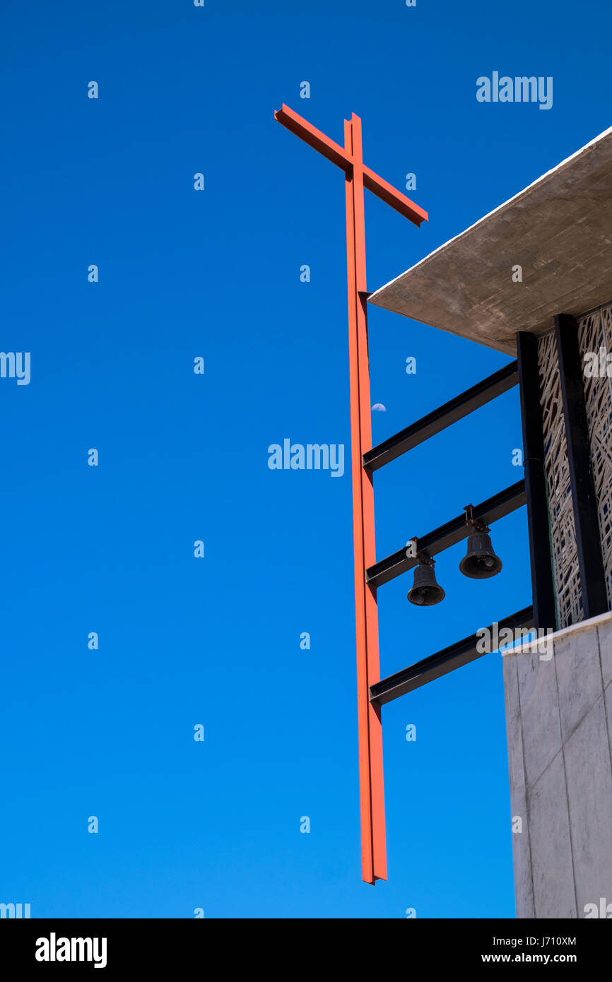 Rosso in acciaio rsj crocifisso, croce e campane sulla facciata del Callao Salvaje comunità chiesa in Adeje, Tenerife, Isole Canarie, Spagna Foto Stock