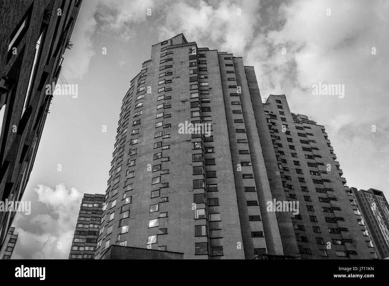 Nero e bianco edificio residenziale nel centro cittadino di Bogotà - Bogotà, Colombia Foto Stock