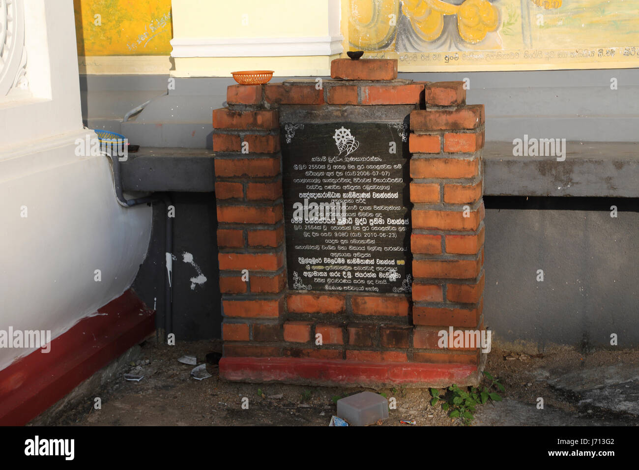 Tempio makulana pothubowa mawathagama nord ovest della provincia dello Sri lanka segno con ruota di Dharma alla base della statua del Buddha Foto Stock
