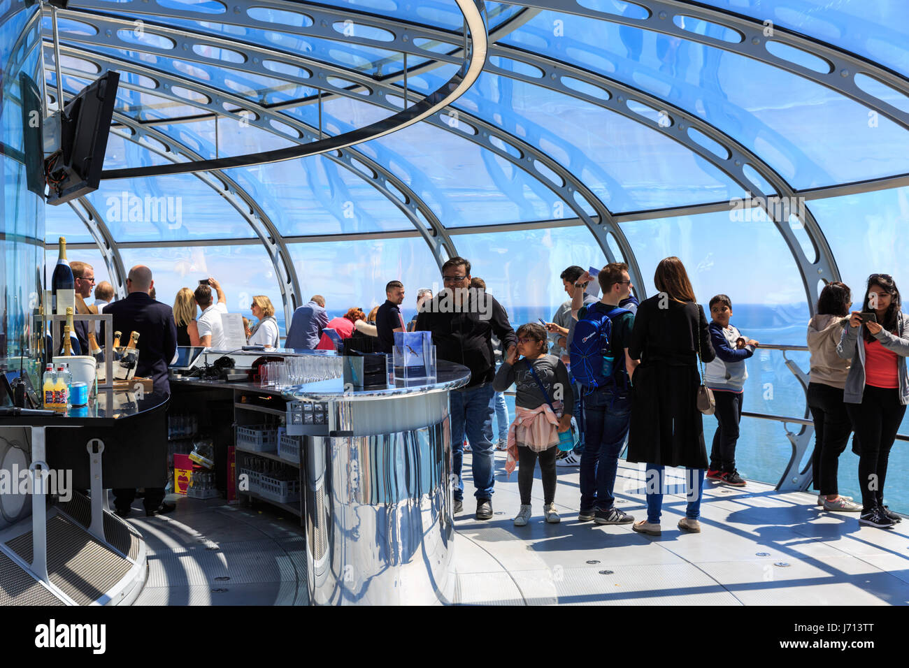 Le persone godono il tragitto in Brighton i360 torre di osservazione, Brighton, Regno Unito Foto Stock