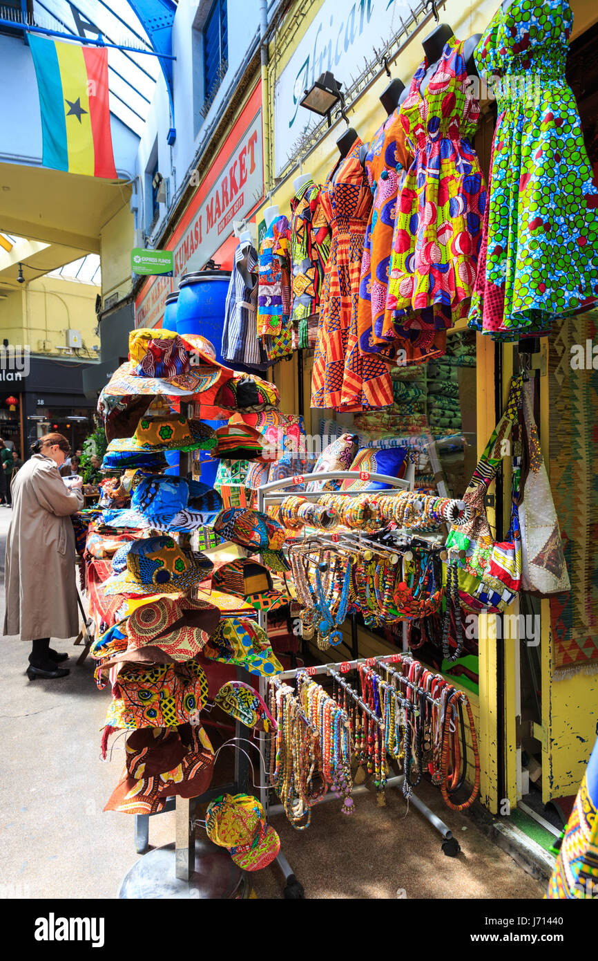 Variopinti tessuti Africani, abiti e doni presso un negozio nel villaggio di Brixton, un mercato coperto di Brixton, Sud Londra Foto Stock