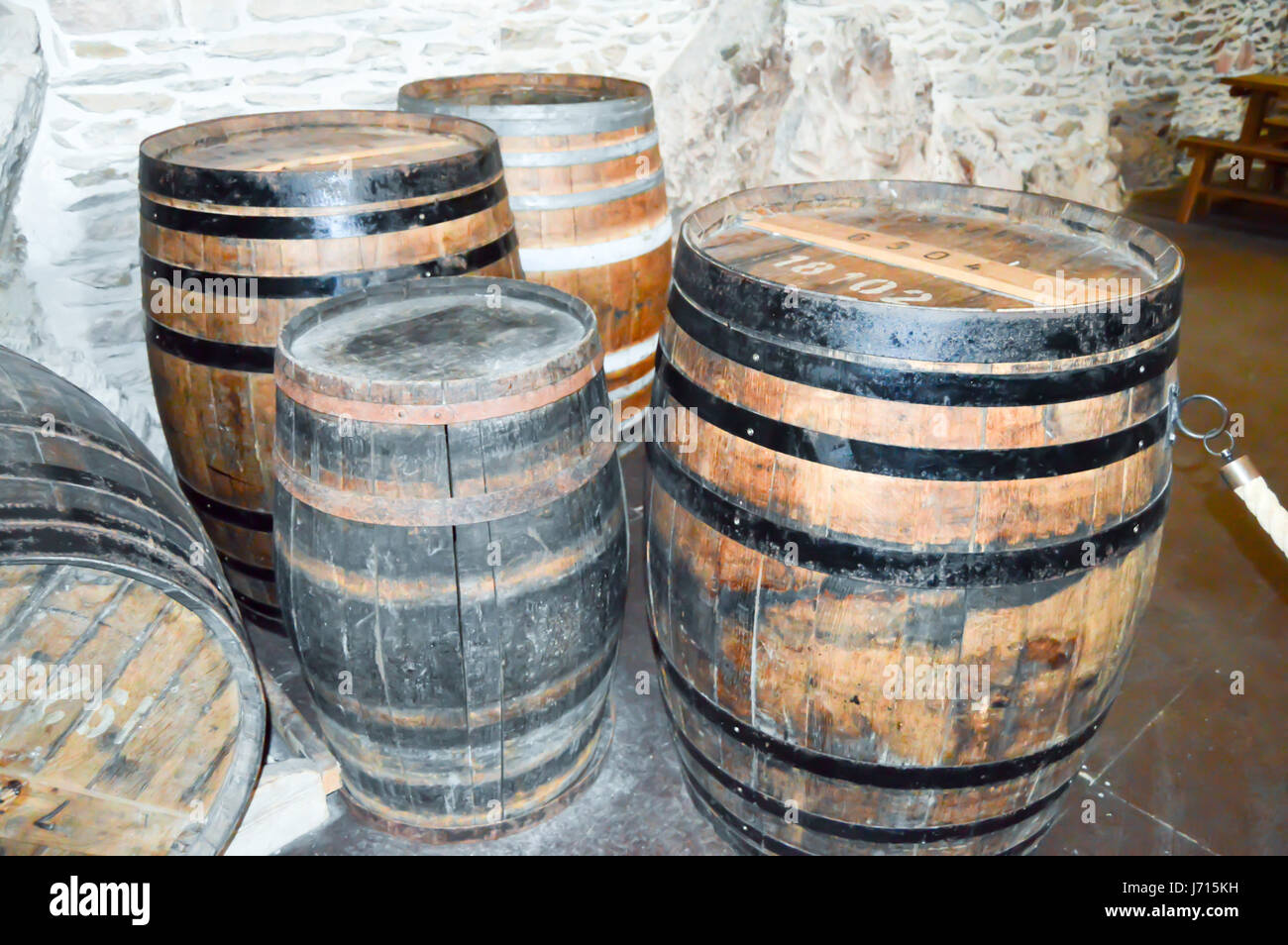 Antiche botti di legno per la conservazione del vino nelle cantine del castello di Vianden Foto Stock