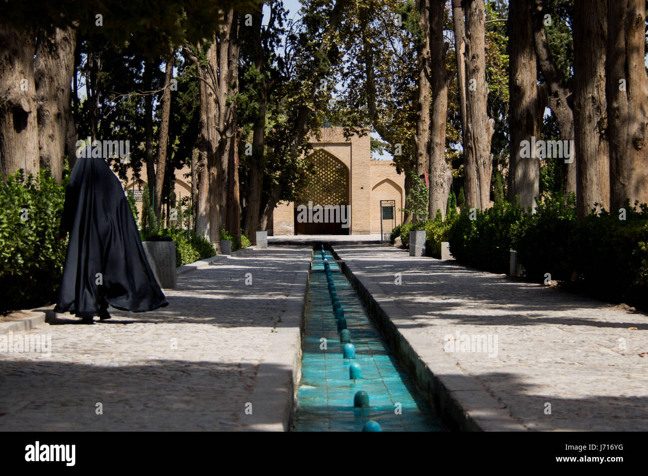 Le donne in nero hijab errante Bagh-e Fin, Kashan, Iran Foto Stock
