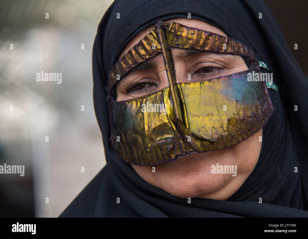 Bandari donna che indossa maschera tradizionale , isola di Qeshm, Iran Foto Stock