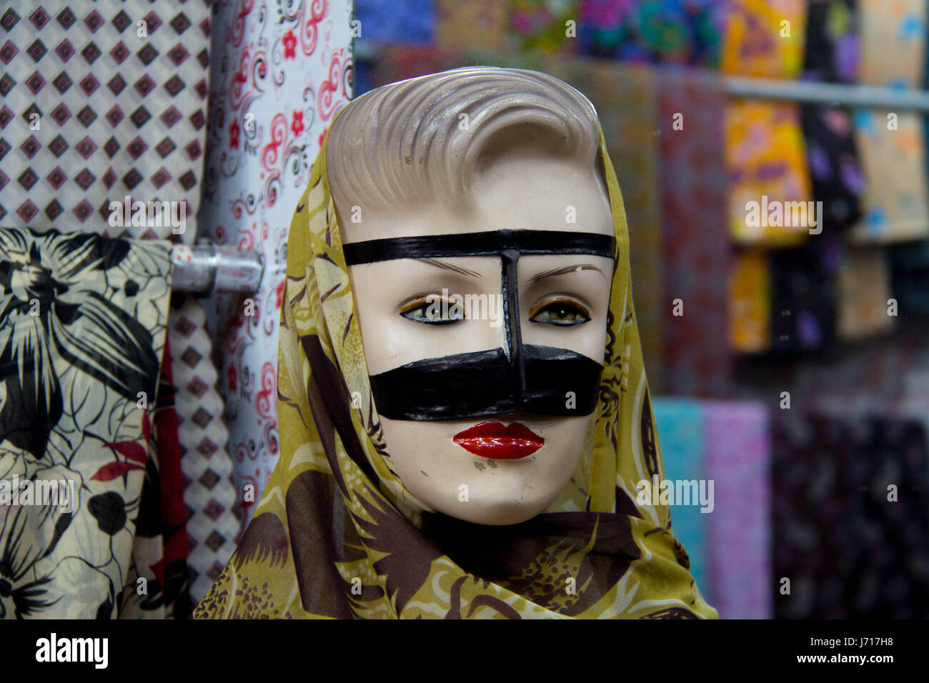 Manichino con Bandari maschera tradizionale nella città di Qeshm Bazaar , isola di Qeshm, Iran Foto Stock