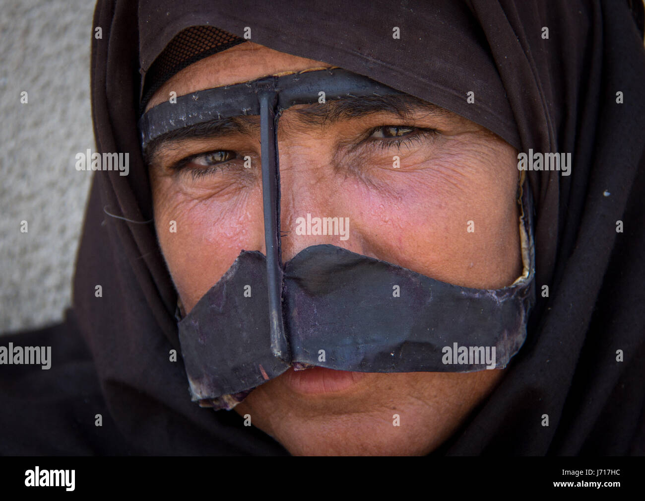 Bandari donna che indossa maschera tradizionale , isola di Qeshm, Iran Foto Stock