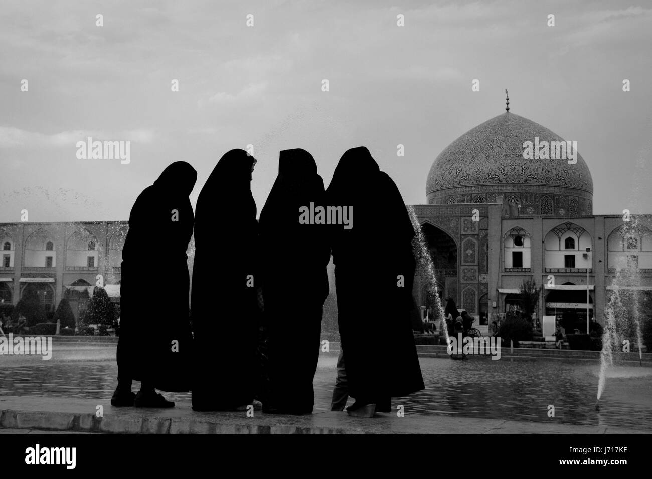 Le donne in nero nella parte anteriore dello Sceicco Lotfollah moschea, Elazig, Turchia Foto Stock