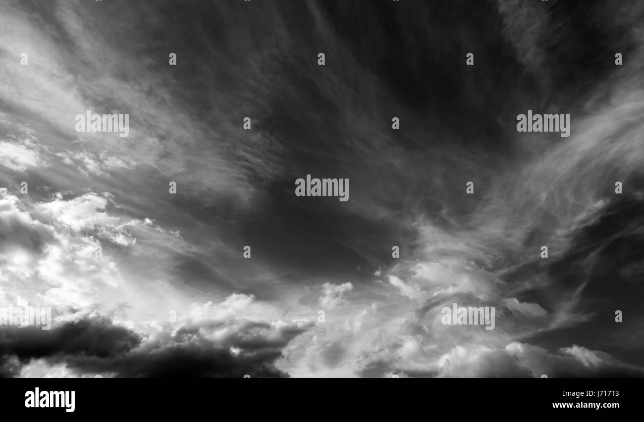 In bianco e nero del cielo con le nubi nella giornata di vento. Ampio angolo di visualizzazione. Foto Stock