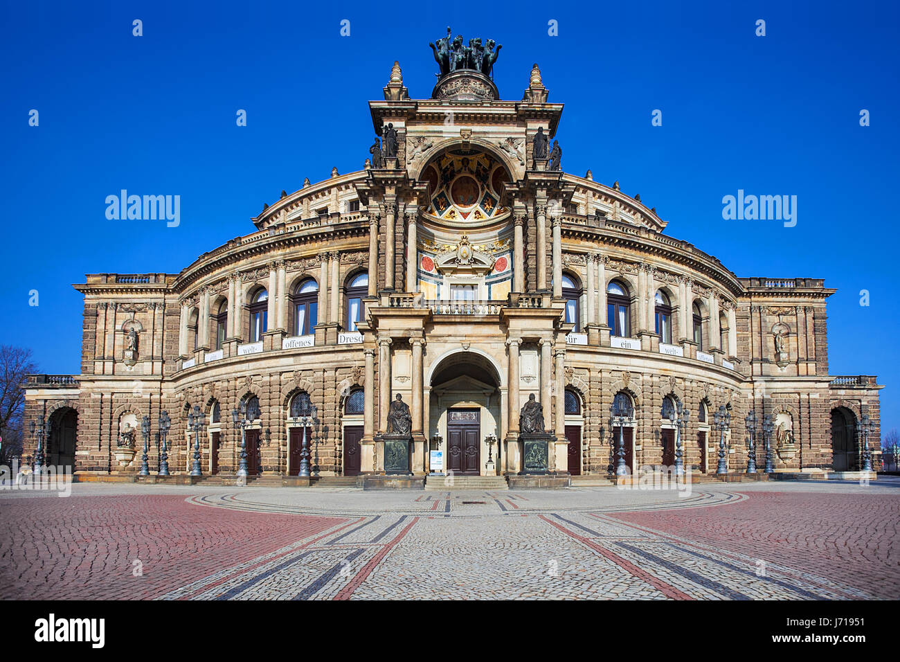 La Semperoper - il Teatro dell'Opera del Sassone Opera di Stato di Dresda,  Germania. Edificio (architetto Gottfried Semper, 1841) si trova vicino al  fiume Elba Foto stock - Alamy