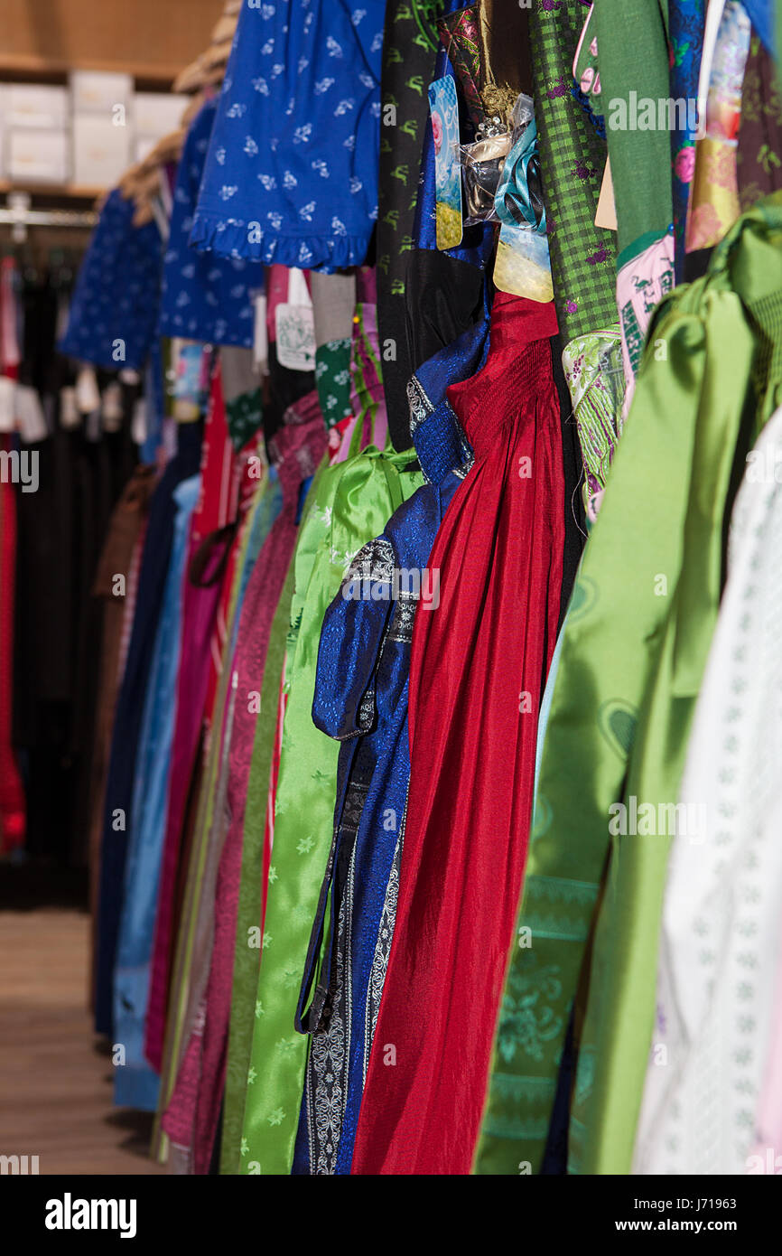 Tradizionale abito bavarese in negozio preparato per l'Oktoberfest Foto Stock