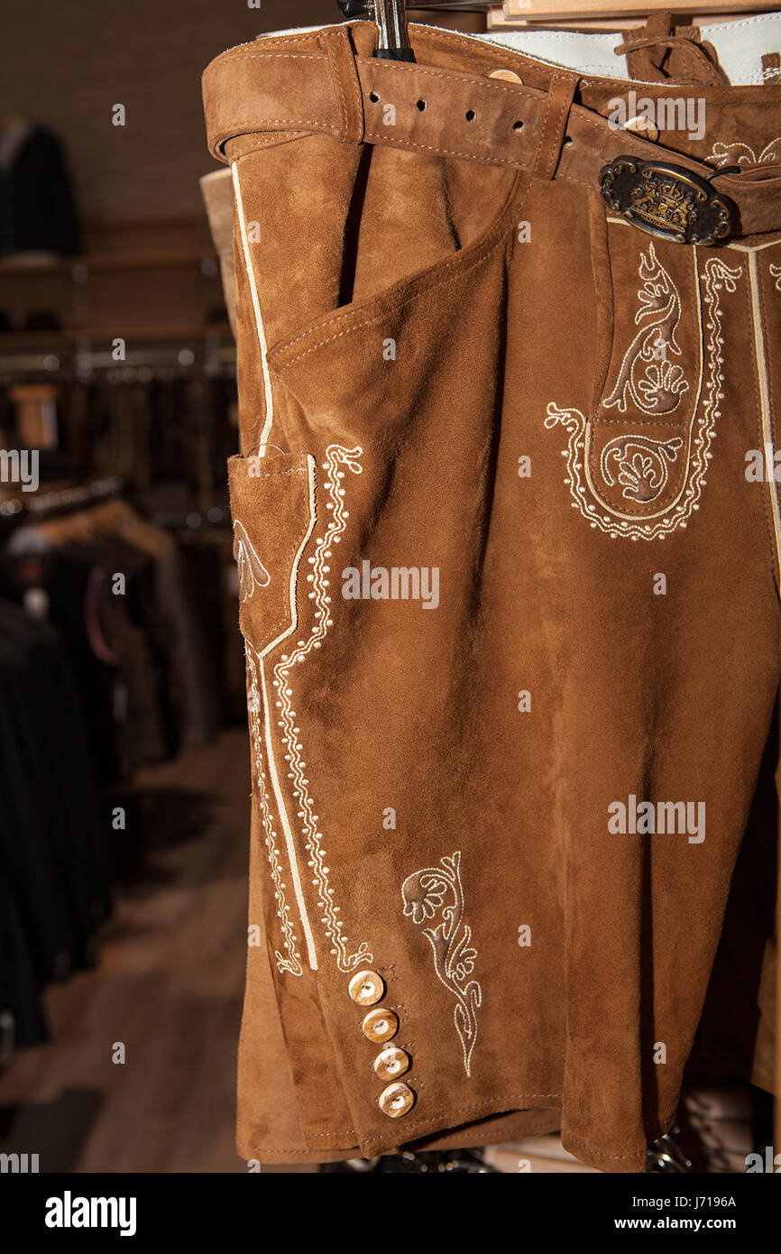 Tradizionali bavaresi shorts in negozio preparato per l'Oktoberfest Foto Stock