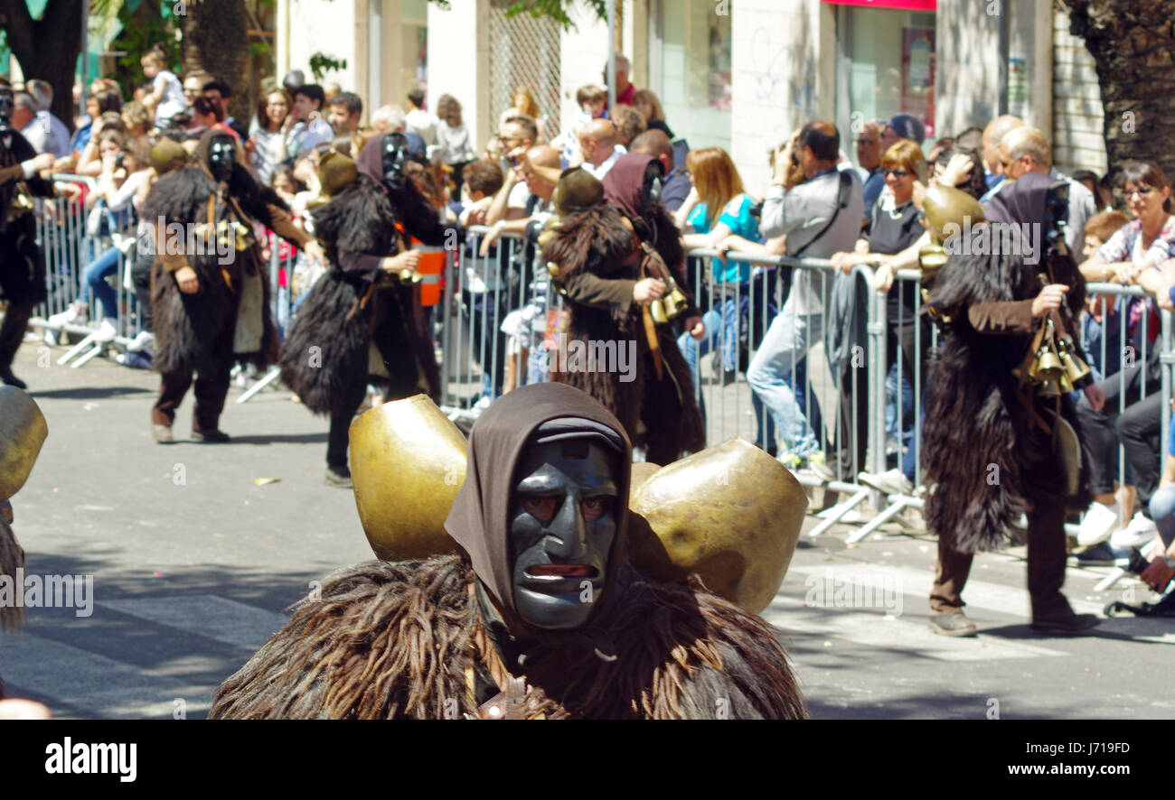 Sassari, Sardegna. Cavalcata Sarda 2017, tradizionale sfilata di costumi e di piloti provenienti da tutta la Sardegna. Mammuthones, tradizionale maschera di Mamoiada Foto Stock