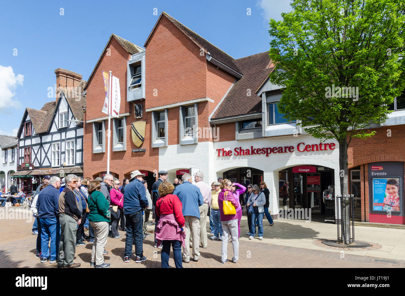 Guida turistica di parlare a un gruppo di turisti al di fuori del centro di Shakespeare a Stratford-upon-Avon, Warwickshire, Regno Unito Foto Stock