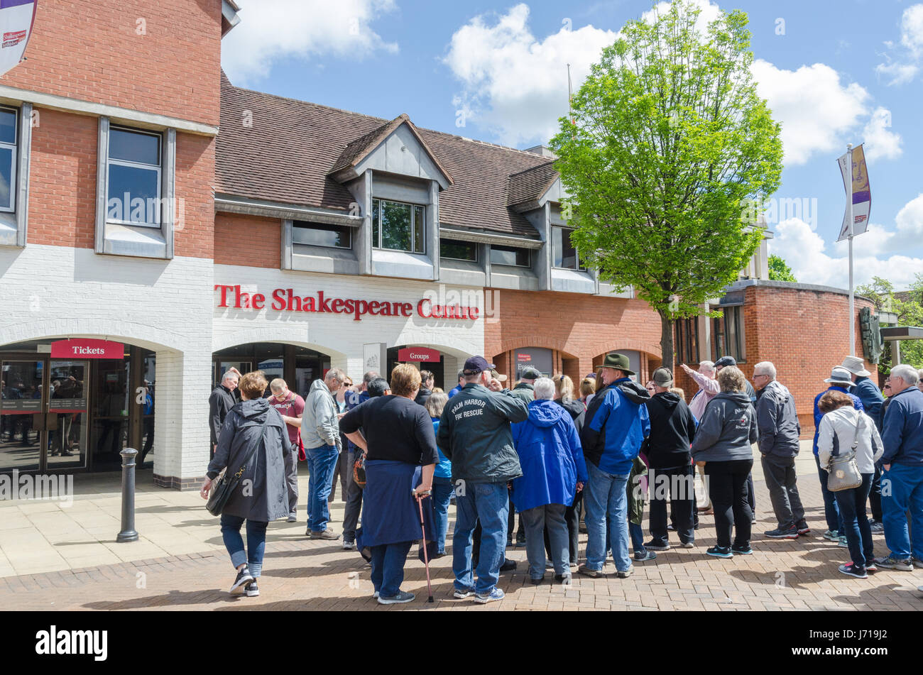 Guida turistica di parlare a un gruppo di turisti al di fuori del centro di Shakespeare a Stratford-upon-Avon, Warwickshire, Regno Unito Foto Stock