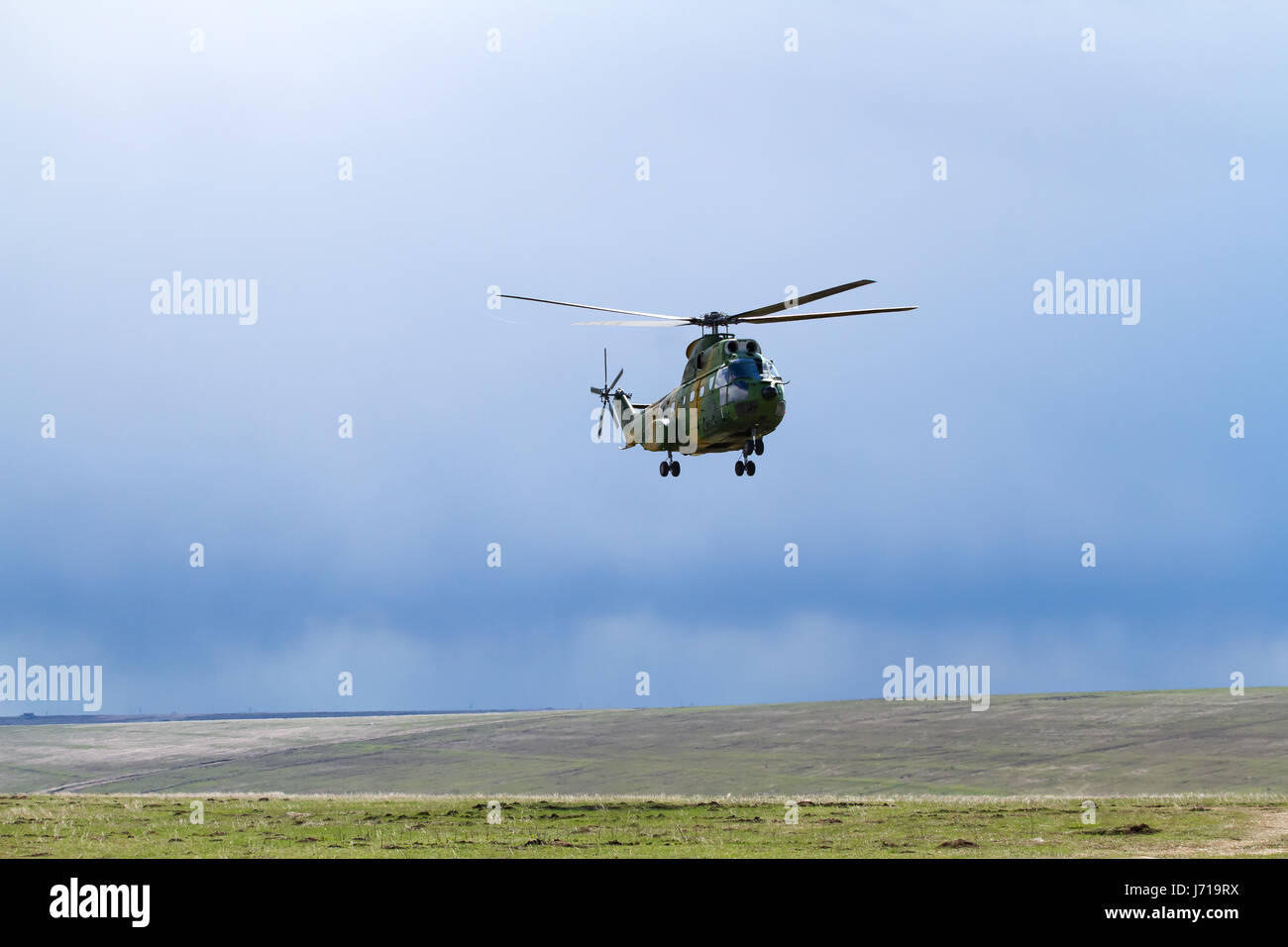 IAR 330 Puma SOCAT appare nel poligono di tiro Smirdan durante un esercizio militare multinazionale nato 'Wind Spring -15'. Foto Stock