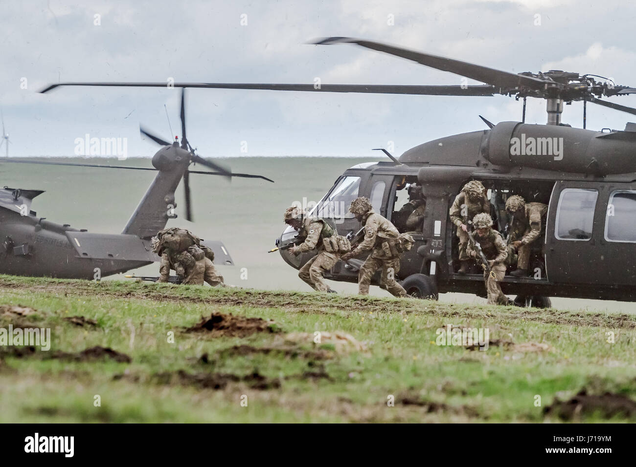 Soldati britannici sotto US Army choppers durante la NATO " vento molla 15' esercitazione militare a Smardan militari di tiro a segno il 22 aprile 2015. Foto Stock