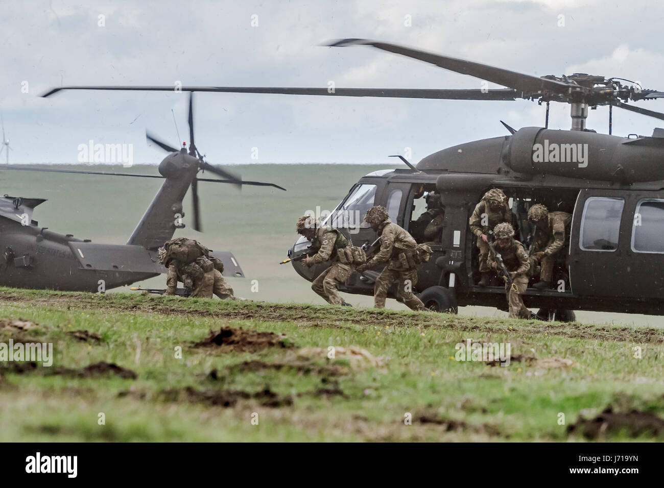 Soldati britannici sotto US Army choppers durante la NATO " vento molla 15' esercitazione militare a Smardan militari di tiro a segno il 22 aprile 2015. Foto Stock
