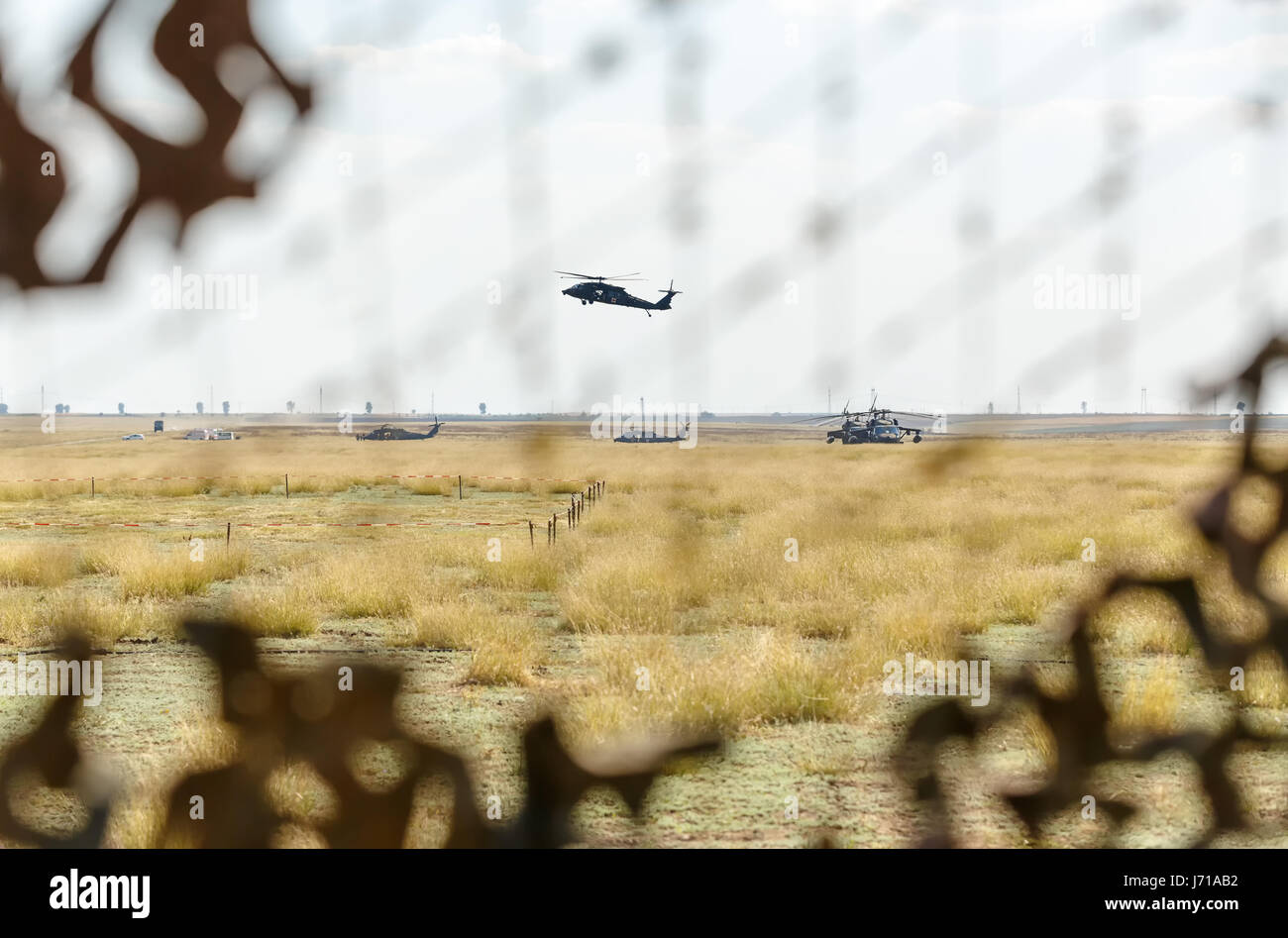 Una brigata multinazionale di paracadutisti prendere parte al "Risposta swift' airborne formazione presso il Smardan Area Formazione in Romania, il 26 agosto 2015. Alcuni 5.000 soldati provenienti da 11 nazioni della NATO di partecipare in contemporanea multinazionale operazioni aviotrasportate in tutta la Germania, l'Italia, la Bulgaria e la Romania. Foto Stock