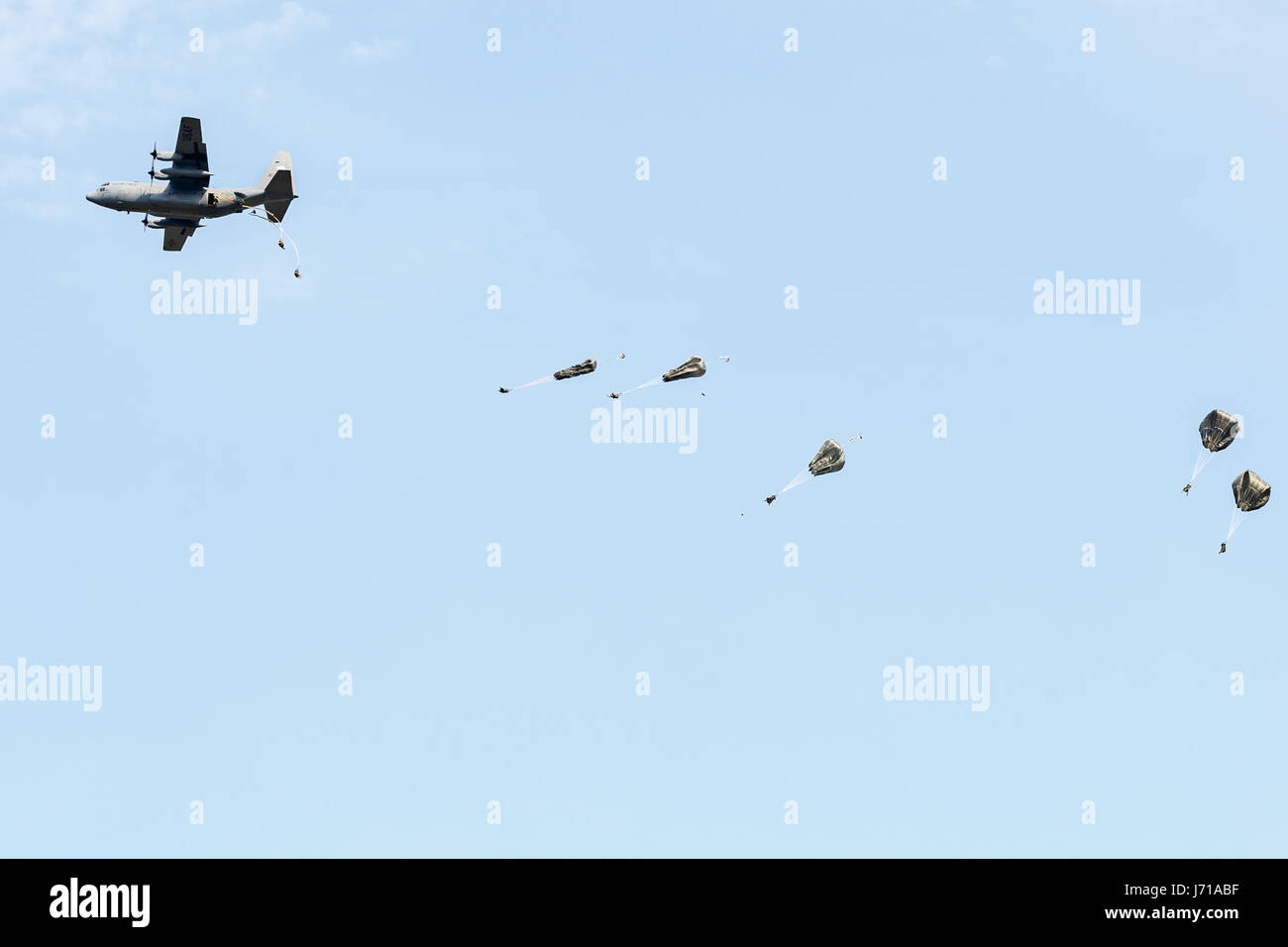 Una brigata multinazionale di paracadutisti prendere parte al "Risposta swift' airborne formazione presso il Smardan Area Formazione in Romania, il 26 agosto 2015. Alcuni 5.000 soldati provenienti da 11 nazioni della NATO di partecipare in contemporanea multinazionale operazioni aviotrasportate in tutta la Germania, l'Italia, la Bulgaria e la Romania. Foto Stock