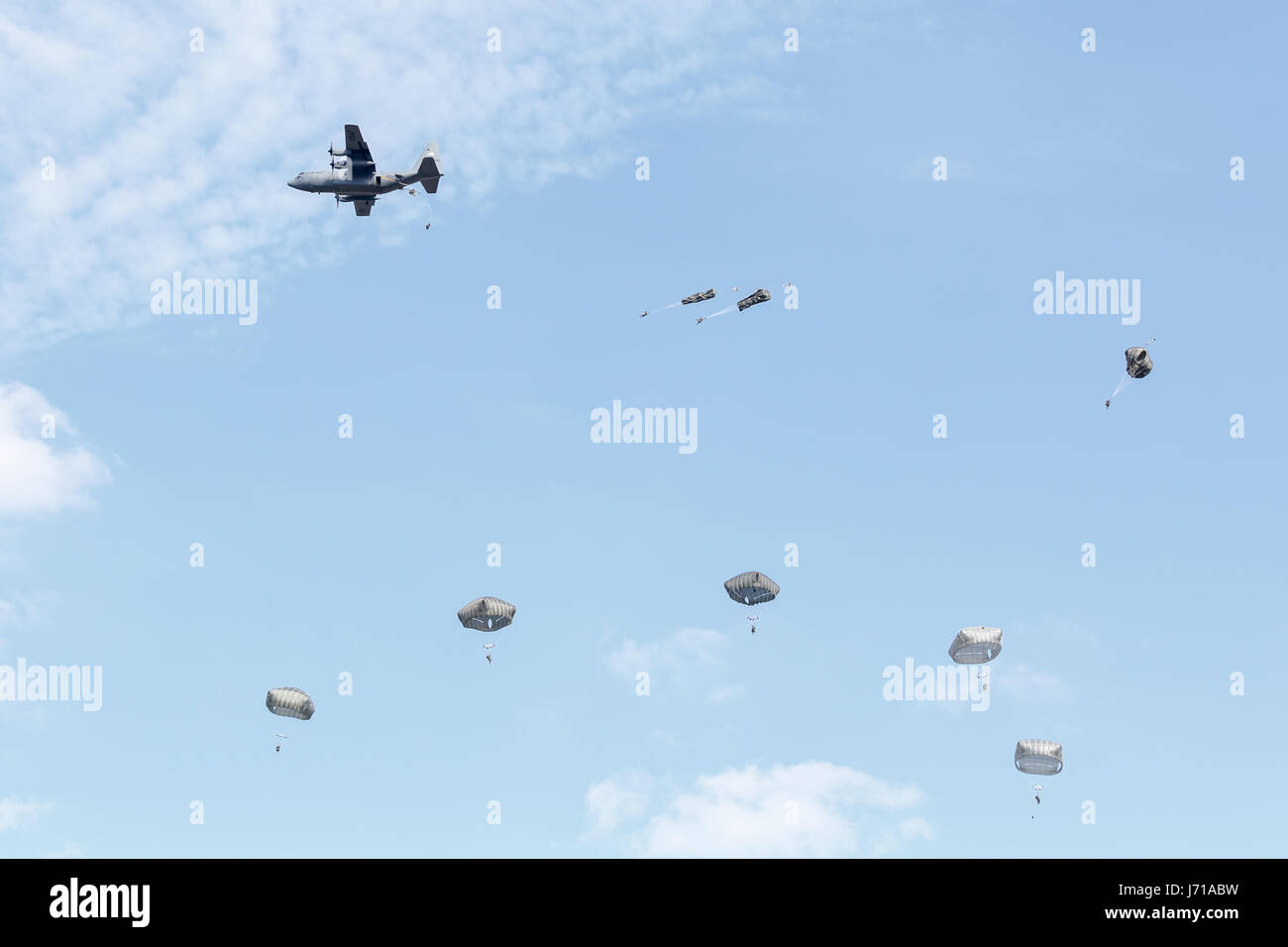 Una brigata multinazionale di paracadutisti prendere parte al "Risposta swift' airborne formazione presso il Smardan Area Formazione in Romania, il 26 agosto 2015. Alcuni 5.000 soldati provenienti da 11 nazioni della NATO di partecipare in contemporanea multinazionale operazioni aviotrasportate in tutta la Germania, l'Italia, la Bulgaria e la Romania. Foto Stock