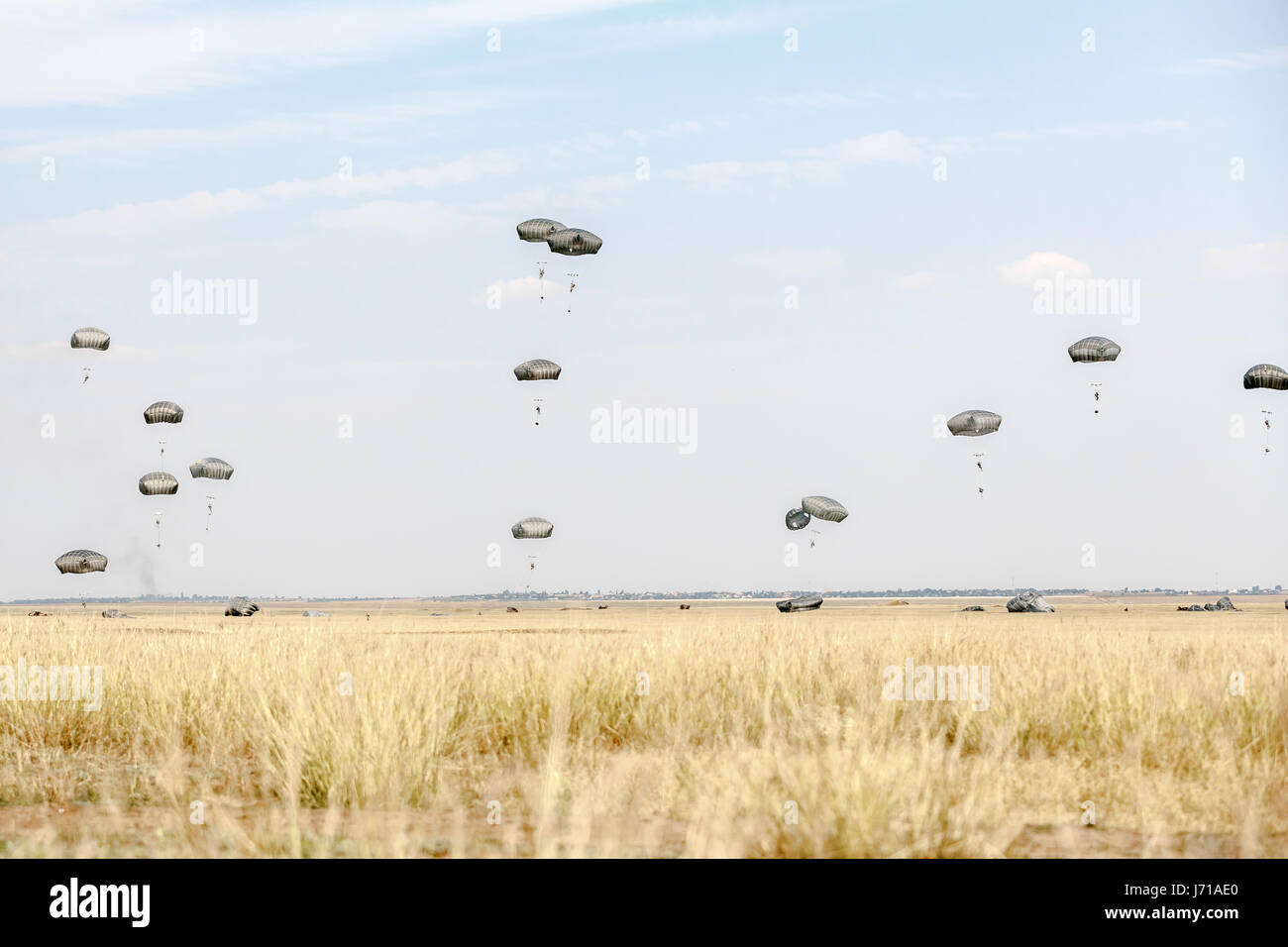 Una brigata multinazionale di paracadutisti prendere parte al "Risposta swift' airborne formazione presso il Smardan Area Formazione in Romania, il 26 agosto 2015. Alcuni 5.000 soldati provenienti da 11 nazioni della NATO di partecipare in contemporanea multinazionale operazioni aviotrasportate in tutta la Germania, l'Italia, la Bulgaria e la Romania. Foto Stock