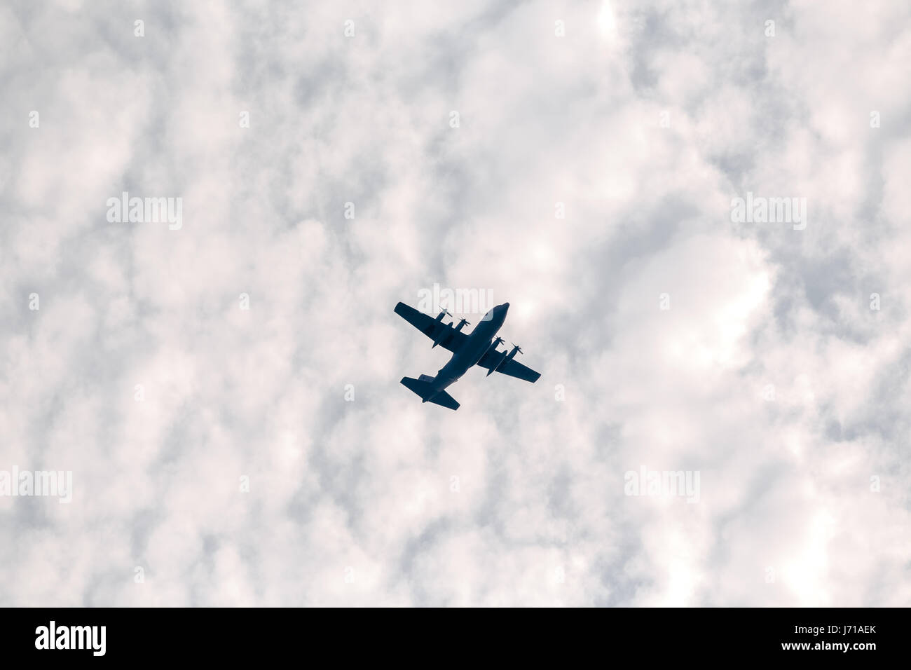 Una brigata multinazionale di paracadutisti prendere parte al "Risposta swift' airborne formazione presso il Smardan Area Formazione in Romania, il 26 agosto 2015. Alcuni 5.000 soldati provenienti da 11 nazioni della NATO di partecipare in contemporanea multinazionale operazioni aviotrasportate in tutta la Germania, l'Italia, la Bulgaria e la Romania. Foto Stock