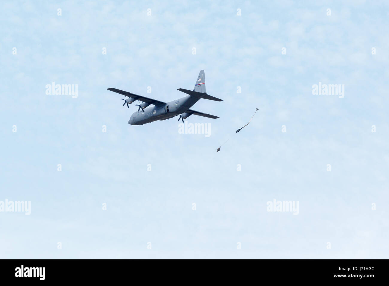 Una brigata multinazionale di paracadutisti prendere parte al "Risposta swift' airborne formazione presso il Smardan Area Formazione in Romania, il 26 agosto 2015. Alcuni 5.000 soldati provenienti da 11 nazioni della NATO di partecipare in contemporanea multinazionale operazioni aviotrasportate in tutta la Germania, l'Italia, la Bulgaria e la Romania. Foto Stock