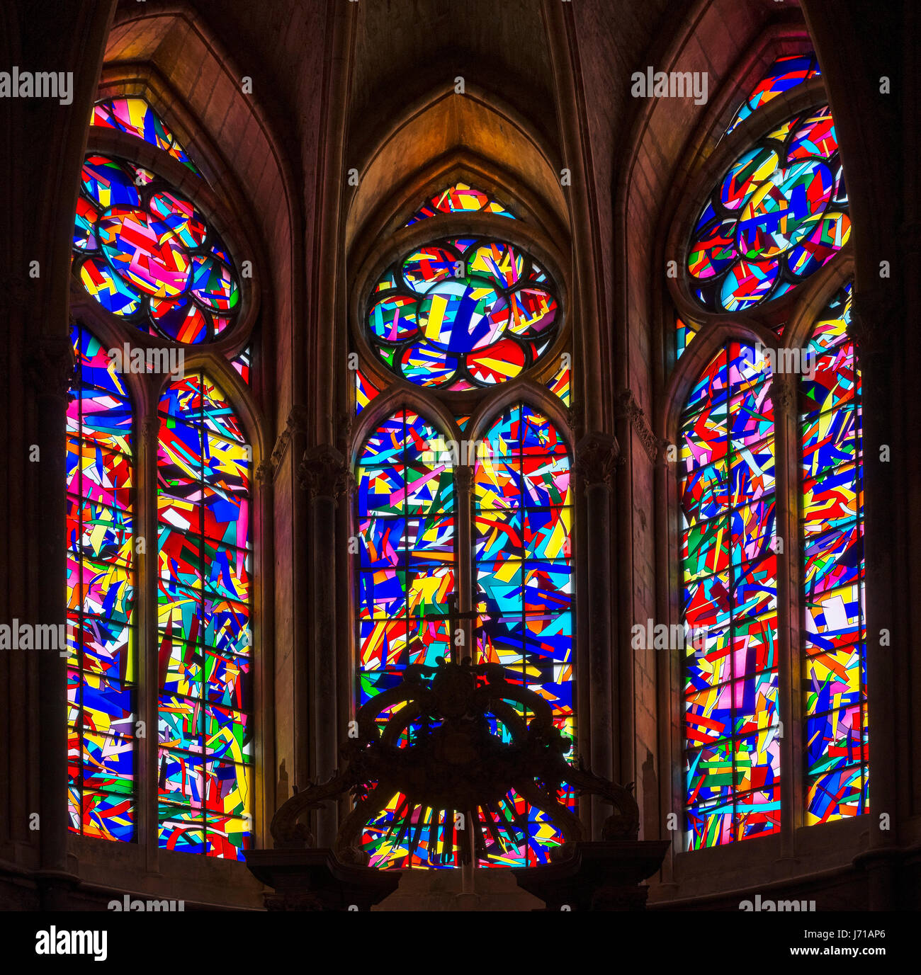 Moderno e finestre di vetro macchiate di Imi Knoebel nella cattedrale di Notre Dame de Reims, Reims, Francia Foto Stock