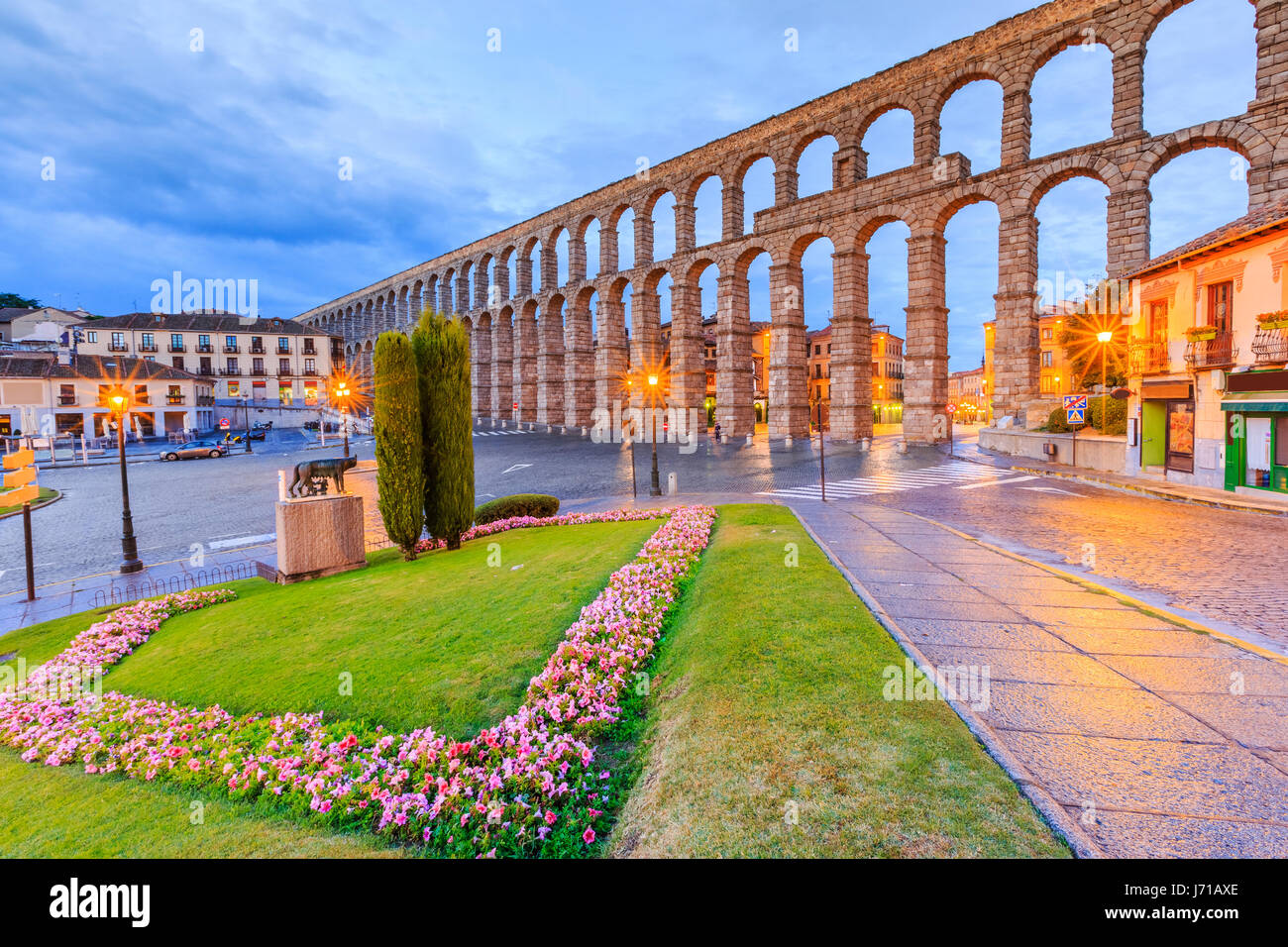 Segovia, Spagna. Vista in Plaza del Azoguejo e l'antico acquedotto romano. Foto Stock