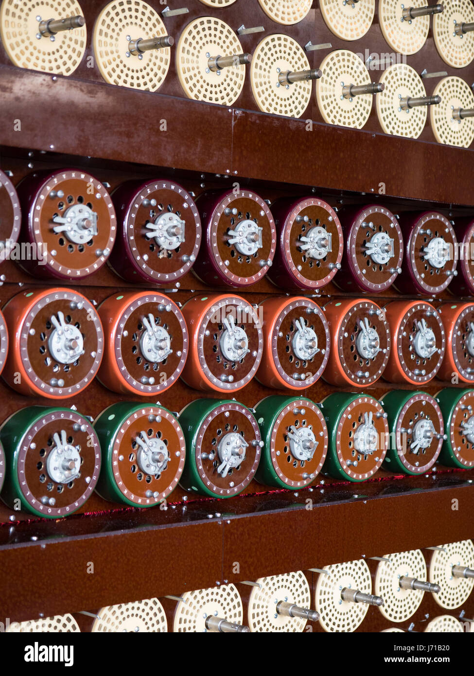 Una ricreazione di lavoro della macchina di Turing o Bombe nella casa di WWll codebreakers a Bletchley Park in Inghilterra. Foto Stock