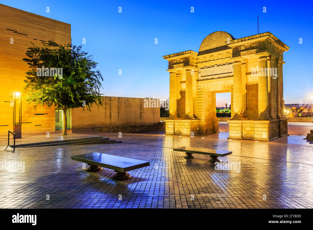 Cordoba, Spagna. Puerta del Puente( Gate Bridge) al crepuscolo. Foto Stock