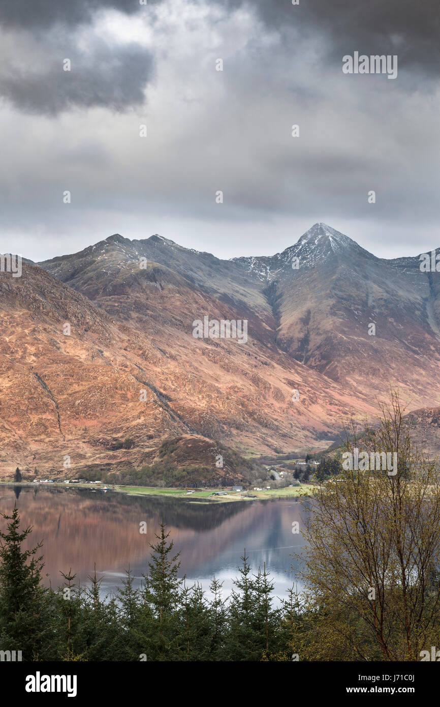 Vista sulla Kintail National Scenic Area e Loch Duich in Scozia. Foto Stock