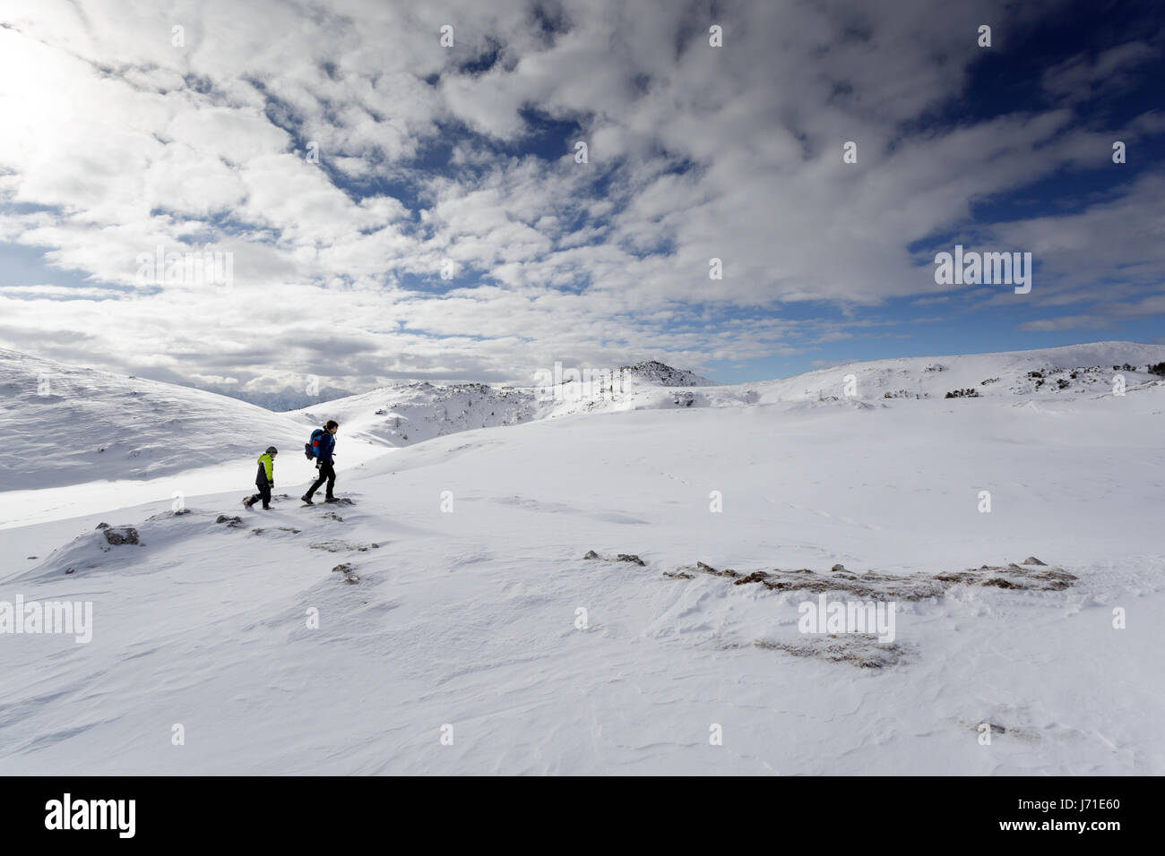 Madre e figlio escursioni nella neve su una montagna con vista fantastica, dobratsch, Austria. Foto Stock