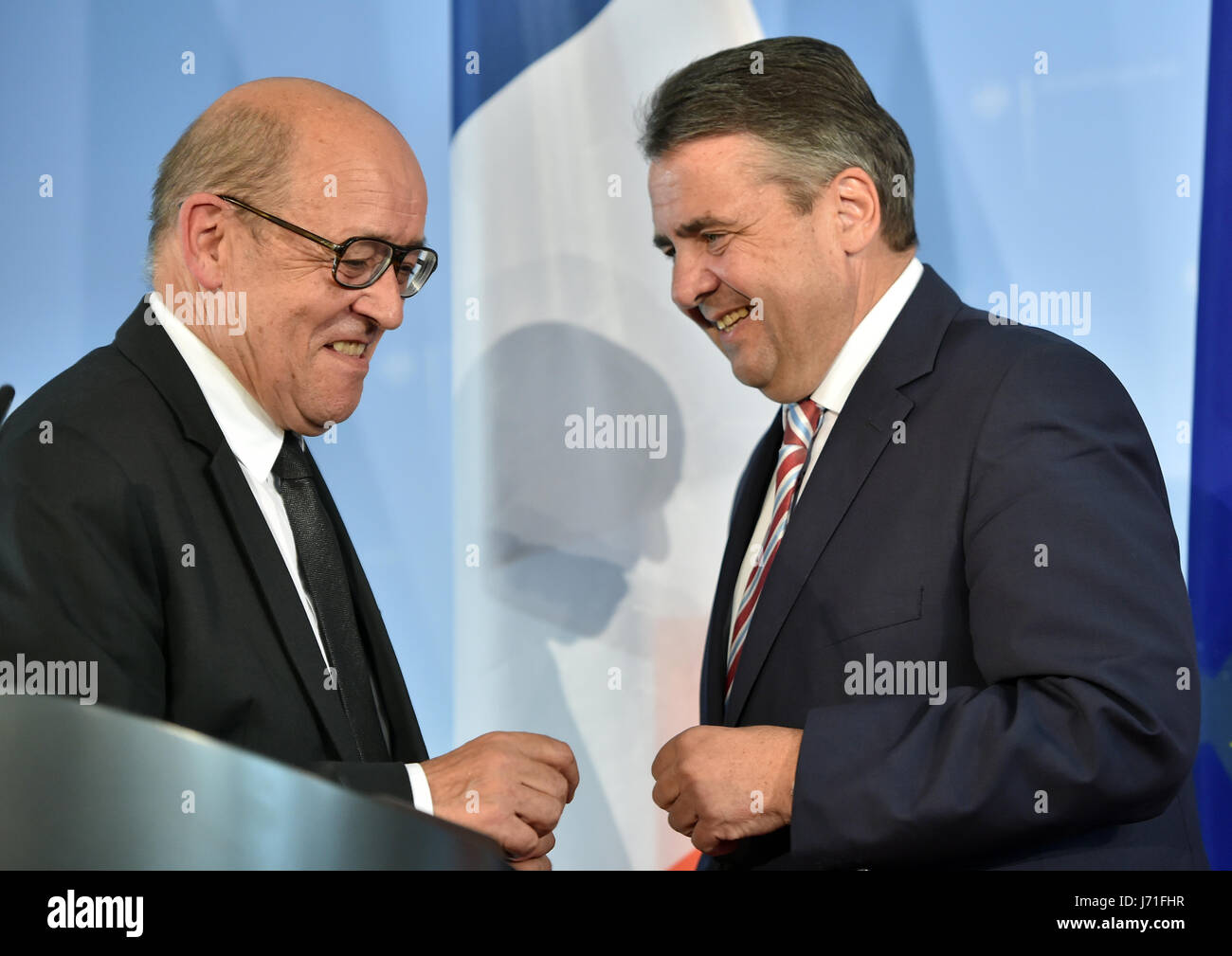 Berlino, Germania. 22 Maggio, 2017. Il Ministro degli esteri tedesco Sigmar GABRIEL (SPD, r) e i nuovi esteri francese e l'Europa Il Ministro Jean-Yves Le Drian si riuniscono a Berlino, Germania, 22 maggio 2017. Foto: Britta Pedersen/dpa-Zentralbild/dpa/Alamy Live News Foto Stock