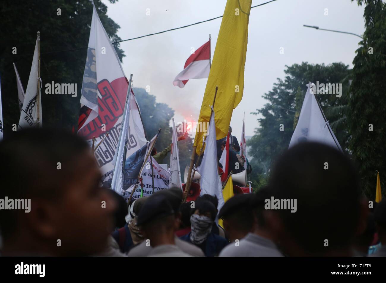 Jakarta, Indonesia. 22 Maggio, 2017. Studente Comitato Esecutivo demo di tutta l'Indonesia nonché i lavoratori di fronte al palazzo di stato esigente la promessa del presidente Jokowi il governo per eliminare i problemi della vita delle persone da non annullare la soppressione delle sovvenzioni e chiedendo la riduzione delle tariffe elettriche e i prezzi delle esigenze quotidiane che sono considerate società onerose Credito: Denny Pohan/ZUMA filo/Alamy Live News Foto Stock