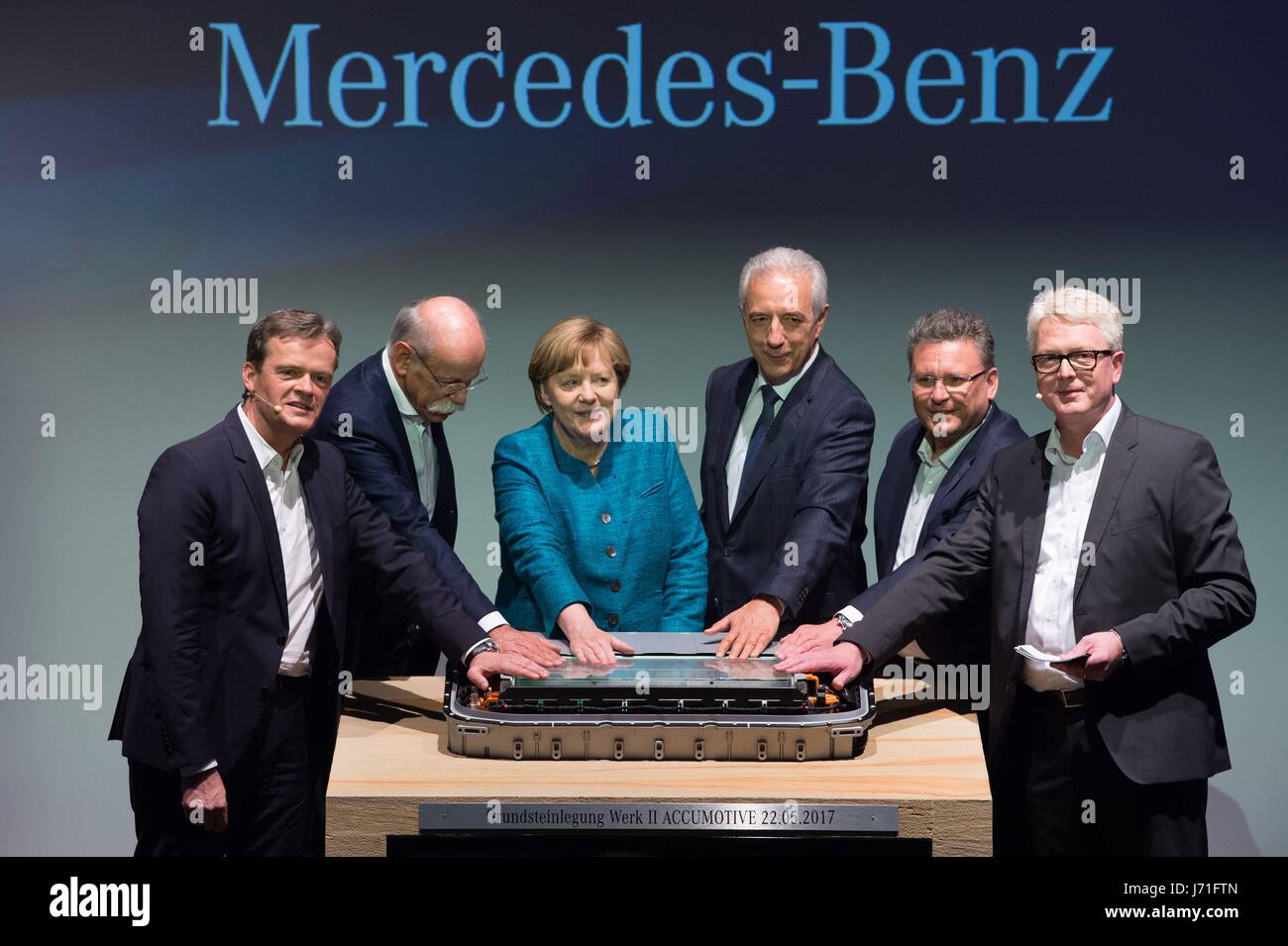 Kamenz, Germania. 22 Maggio, 2017. Markus Schaefer (l-r), membro della direzione della divisione di a Mercedes-Benz Cars; Dieter Zetsche, presidente del Consiglio di Amministrazione presso la Daimler; il cancelliere tedesco Angela Merkel (CDU); Premier di Sassonia Stanislaw Tillich (CDU); Frank Deiss, capo del Powertrain Produzione; e Managing Director di Deutsche Accumotive GmbH Frank Blome, raffigurato con una scatola di batteria per la posa della prima pietra per una batteria Accumotive fabbrica in Kamenz, Germania, 22 maggio 2017. Credito: dpa picture alliance/Alamy Live News Foto Stock