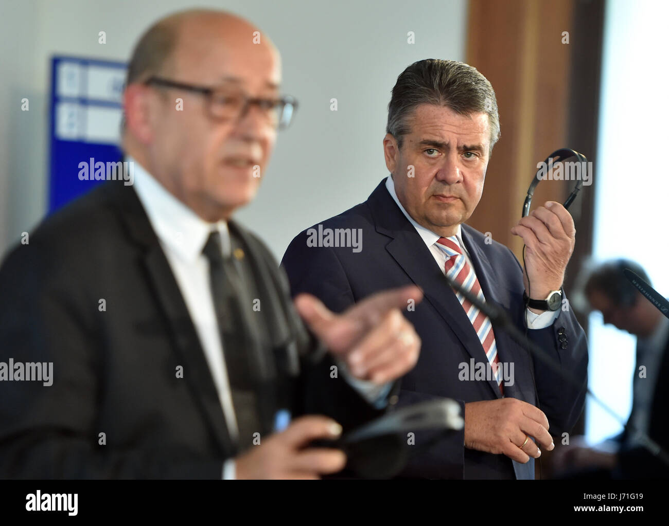 Berlino, Germania. 22 Maggio, 2017. Il Ministro degli esteri tedesco Sigmar GABRIEL (SPD, r) e i nuovi esteri francese e l'Europa Il Ministro Jean-Yves Le Drian si riuniscono a Berlino, Germania, 22 maggio 2017. Foto: Britta Pedersen/dpa-Zentralbild/dpa/Alamy Live News Foto Stock