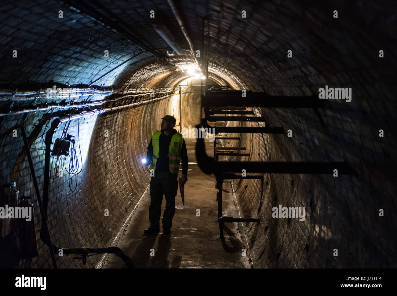 Berlino, Germania. 16 Maggio, 2017. Holger Happel, dipendente della Berliner Unterwelten e.V. (Lit. Berlino sotterranea), portante una lampada tascabile passeggiate attraverso la prova precedente tunnel di AEG (breve per: Allgemeine Elektricitaets-Gesellschaft; ACCESA: società generale di elettricità a Berlino, Germania, 16 maggio 2017. Foto: Soeren Stache/dpa/Alamy Live News Foto Stock