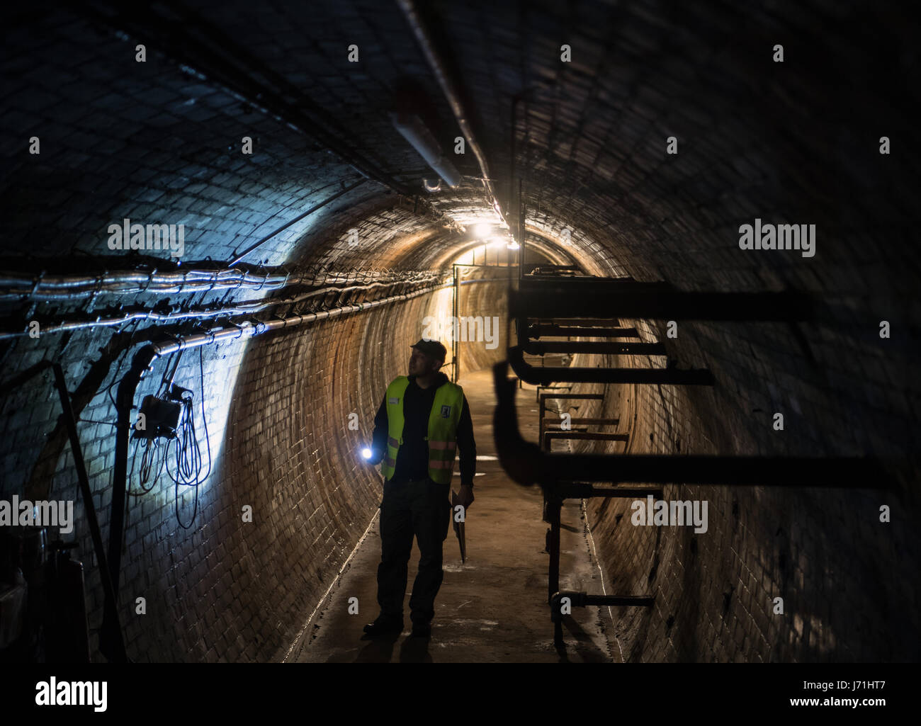 Berlino, Germania. 16 Maggio, 2017. Holger Happel, dipendente della Berliner Unterwelten e.V. (Lit. Berlino sotterranea), portante una lampada tascabile passeggiate attraverso la prova precedente tunnel di AEG (breve per: Allgemeine Elektricitaets-Gesellschaft; ACCESA: società generale di elettricità a Berlino, Germania, 16 maggio 2017. Foto: Soeren Stache/dpa/Alamy Live News Foto Stock