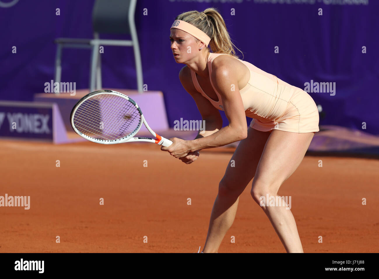 Strasburgo, Francia. 22 Maggio, 2017. Italiano di tennis player Camila Giorgi è in azione durante la sua partita nel primo round del WTA Internationaux di Strasburgo vs la Russia contro la Federazione Tennis player Elena Vesnina il 22 maggio 2017 a Strasburgo, in Francia. Credito: Yan Lerval/Alamy Live News Foto Stock