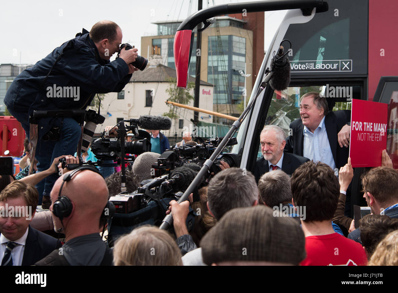 Hull, Regno Unito. 22 Maggio, 2017. Jeremy Corbyn con John Prescott sulla campagna del lavoro bus, dopo il lancio del partito laburista del manifesto culturale, durante il 2017 elezione generale. Corbyn ha trascorso la giornata in ed intorno a scafo. Credito: Giacobbe Sacks-Jones/Alamy Live News. Foto Stock