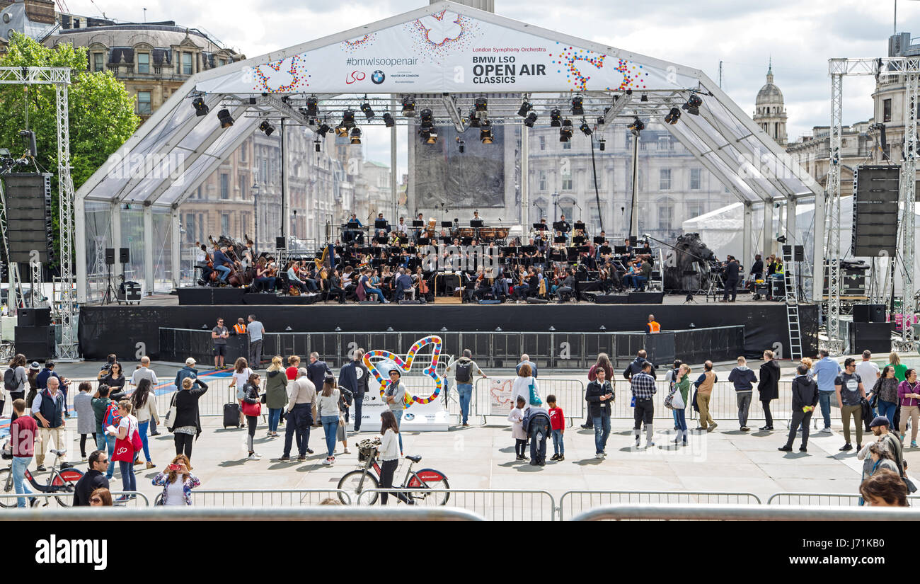 Londra, Regno Unito. 21 Maggio, 2017. La London Symphony Orchestra ripassando in Trafalgar Square. Credito: Andrew Calverley/ Alamy Live News Foto Stock