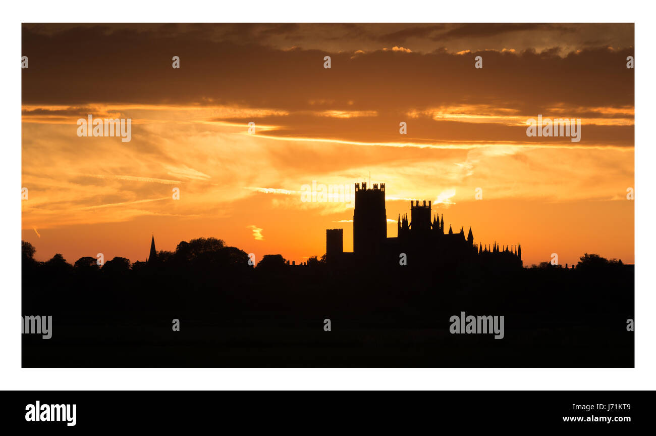 Ely, Regno Unito. 22 maggio 2017. Regno Unito Meteo: il sole tramonta dietro la Cattedrale di Ely in un giorno in cui le temperature hanno raggiunto la metà anni venti. Credito: Andrew Plummer/Alamy Live News Foto Stock