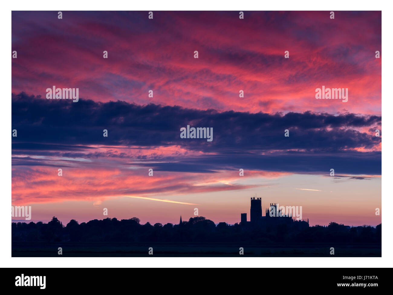 Ely, Regno Unito. 22 maggio 2017. Regno Unito Meteo: il sole tramonta dietro la Cattedrale di Ely in un giorno in cui le temperature hanno raggiunto la metà anni venti. Credito: Andrew Plummer/Alamy Live News Foto Stock
