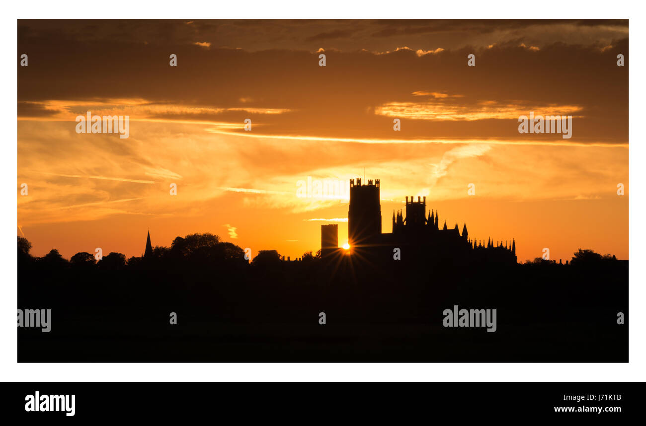 Ely, Regno Unito. 22 maggio 2017. Regno Unito Meteo: il sole tramonta dietro la Cattedrale di Ely in un giorno in cui le temperature hanno raggiunto la metà anni venti. Credito: Andrew Plummer/Alamy Live News Foto Stock