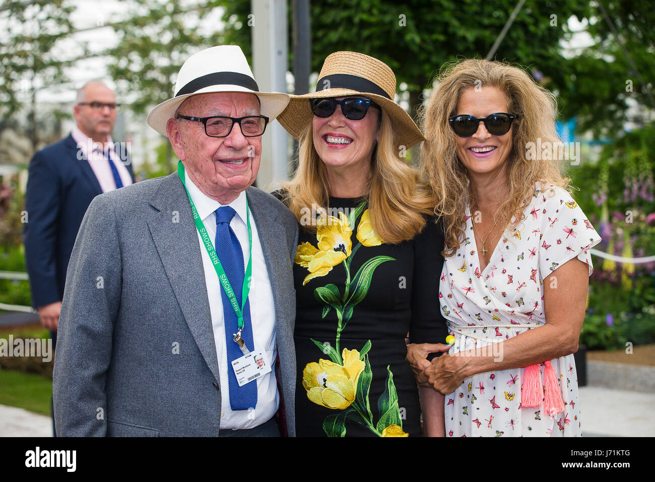 Chelsea Londra UK RHS Chelsea Flower Show Rupert Murdoch, Australian-nato americano media mogul e sua moglie Jerry Murdoch insieme con Suzanne Wyman ife di ex Rolling Stone Bill Wyman rappresentano per i fotografi a Chelsea Flower seminare 2017 Credit: David Betteridge/Alamy Live News Foto Stock