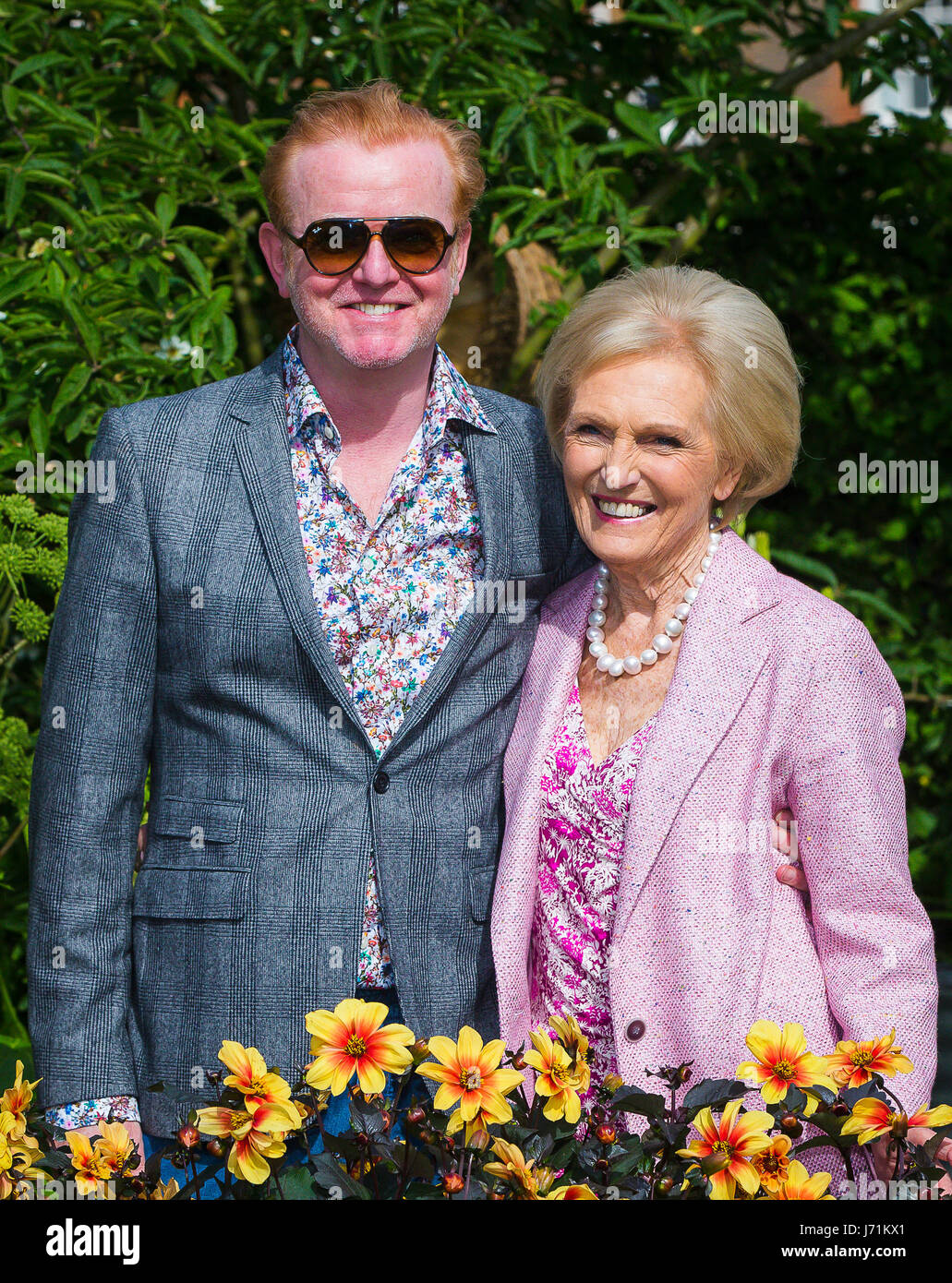 Chelsea Londra UK RHS Chelsea Flower Show. 22 maggio 2017. Radio 2 presentatore Chris Evans con grande British precotti Stella Mary Perry godendo il 2017 Chelsea Flower Show. Credito: David Betteridge/Alamy Live News Foto Stock