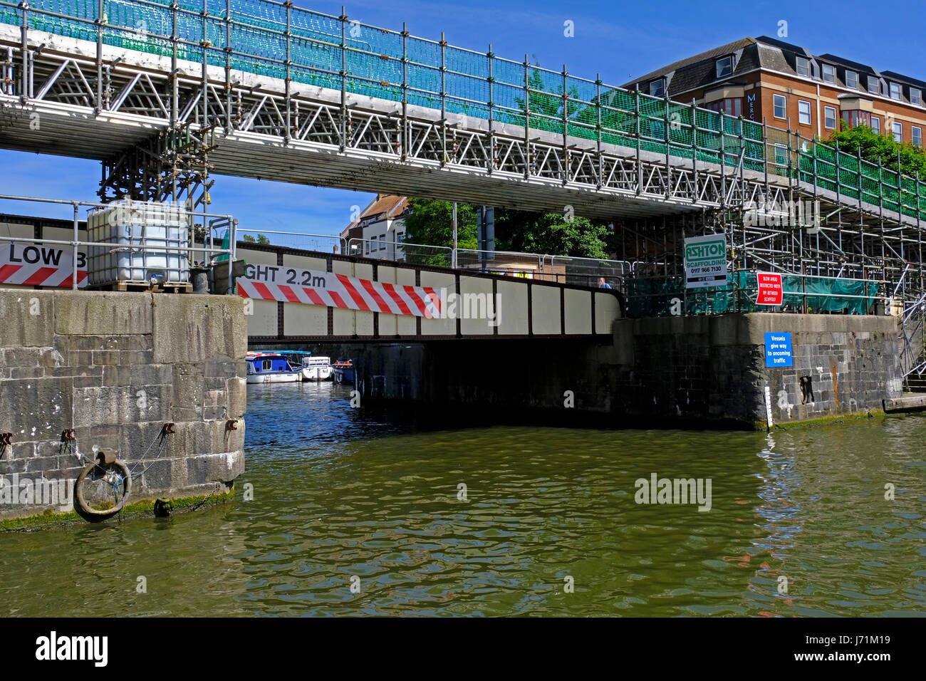 Bristol, Regno Unito. 22 Maggio, 2017. Prince Street Bridge si riapre per i pedoni e i ciclisti dopo lavori di restauro. Il Grado 2 elencati di oscillare il ponte è stato costruito nel 1879, ma dal 2015 la sua condizione si era deteriorata a un punto tale che il consiglio comunale è stato costretto a chiuderlo per consentire le riparazioni principali per essere effettuata. Keith Ramsey/Alamy Live News Foto Stock