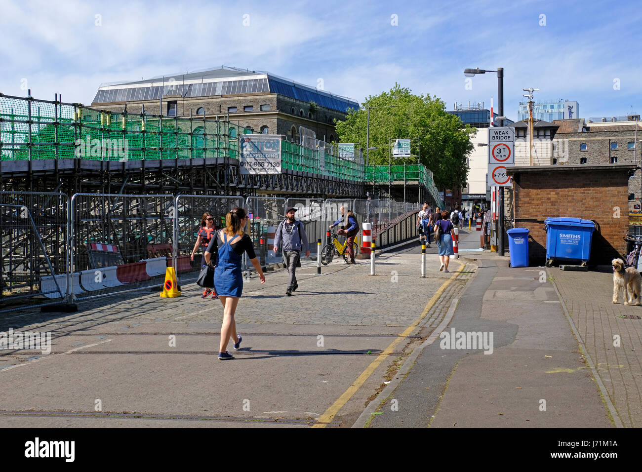 Bristol, Regno Unito. 22 Maggio, 2017. Prince Street Bridge si riapre per i pedoni e i ciclisti dopo lavori di restauro. Il Grado 2 elencati di oscillare il ponte è stato costruito nel 1879, ma dal 2015 la sua condizione si era deteriorata a un punto tale che il consiglio comunale è stato costretto a chiuderlo per consentire le riparazioni principali per essere effettuata. Keith Ramsey/Alamy Live News Foto Stock