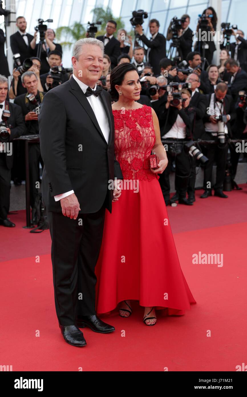 Cannes, Francia. 22 Maggio, 2017. Al Gore e Elizabeth Keadle U.S. Candidato l uccisione di un sacro cervi. Premiere. 70° Festival di Cannes Cannes, Francia 22 maggio 2017 Diz100427 Credito: Allstar Picture Library/Alamy Live News Foto Stock